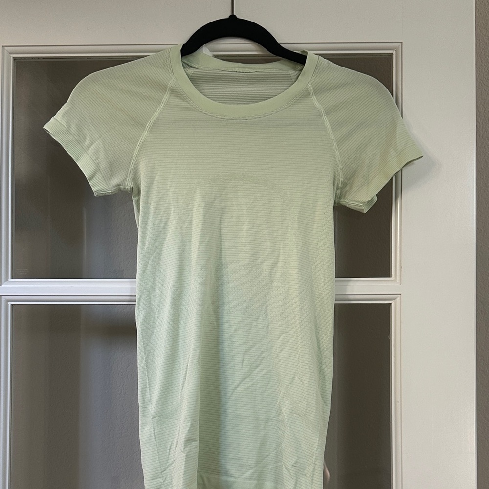 Lululemon Swiftly Tech Light Green Short Sleeve T-Shirt- size 2